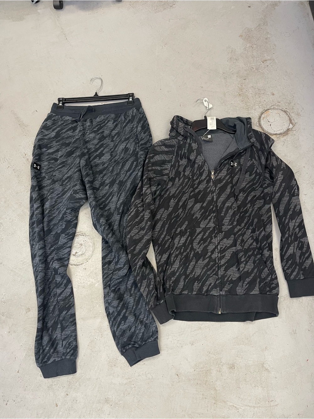 Under Armour men’s  Black Camouflage Jogger Set Small Hoodie Medium Swestpants